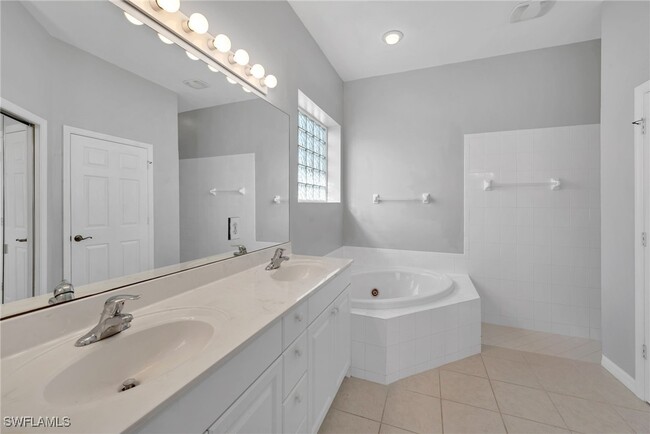 Building Photo - 1042 Jardin Dr