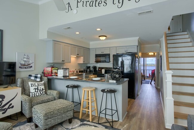 Building Photo - FURNISHED OFF-SEASON MONTHLY RENTAL-STARTI...