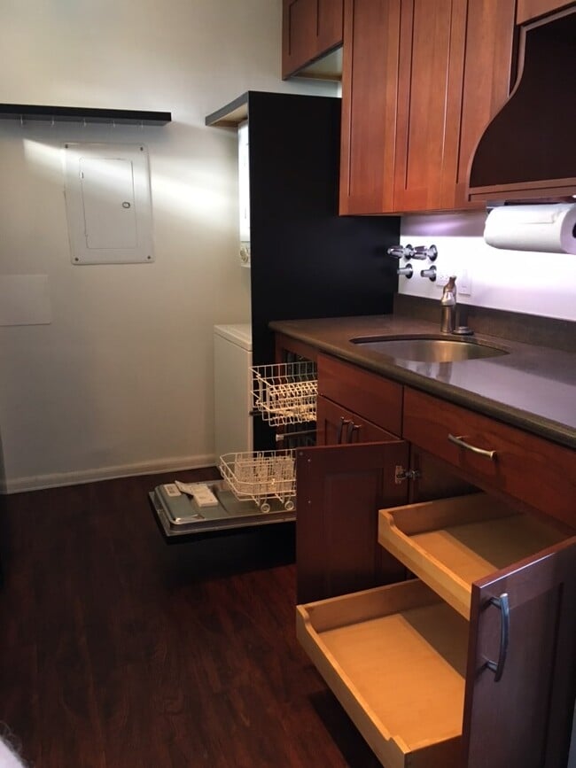 Building Photo - 1040 Kinau St