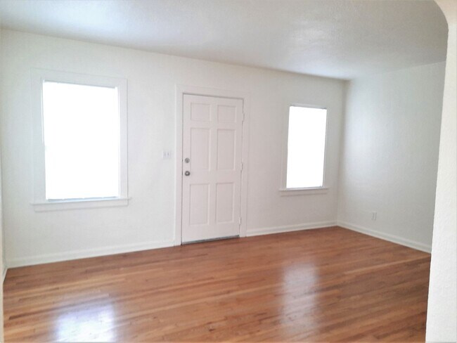 Building Photo - 2/1 with garage in North Colonialtown neig...