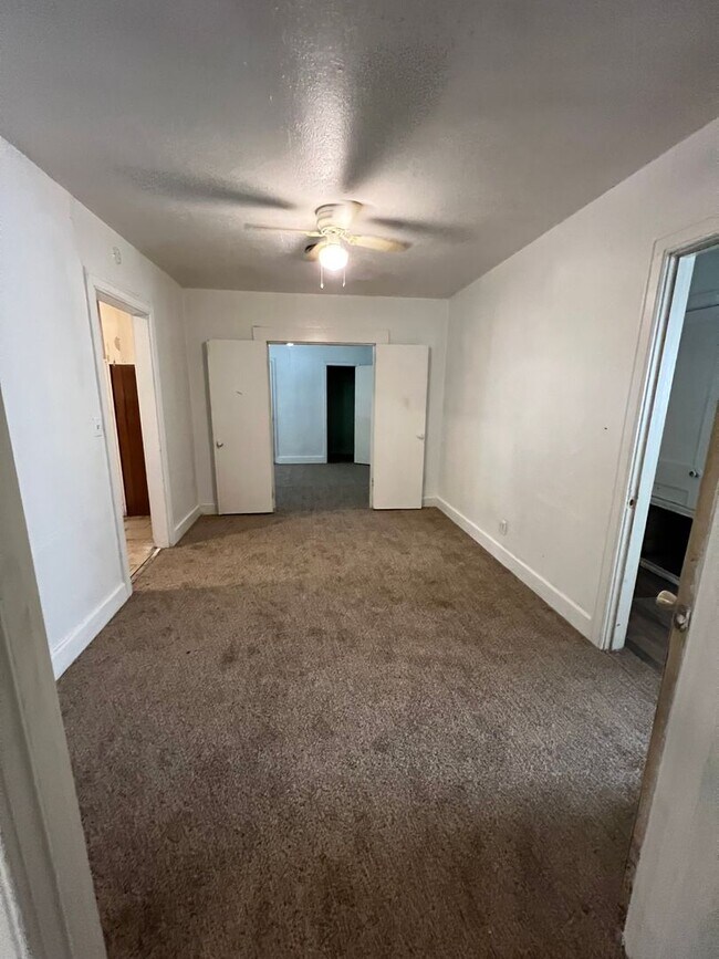 Building Photo - Large 3 Bedroom House