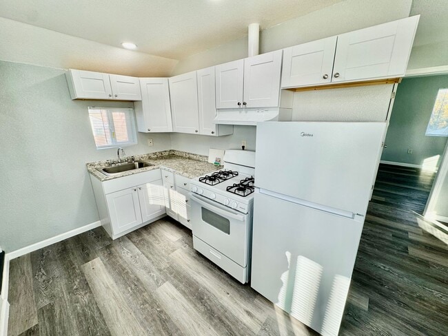 Building Photo - Spacious 2BD/1BA on 2nd Floor with In-Unit...
