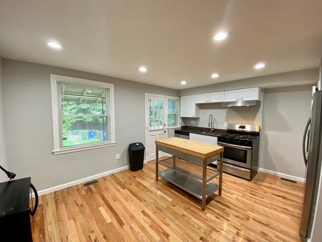 Building Photo - Charming 3 Bedroom/2 Bathroom in the heart...