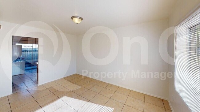 Foto del edificio - 6742 W Palmaire Ave