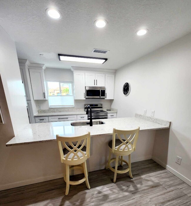 Building Photo - 2801 Magdalina Dr
