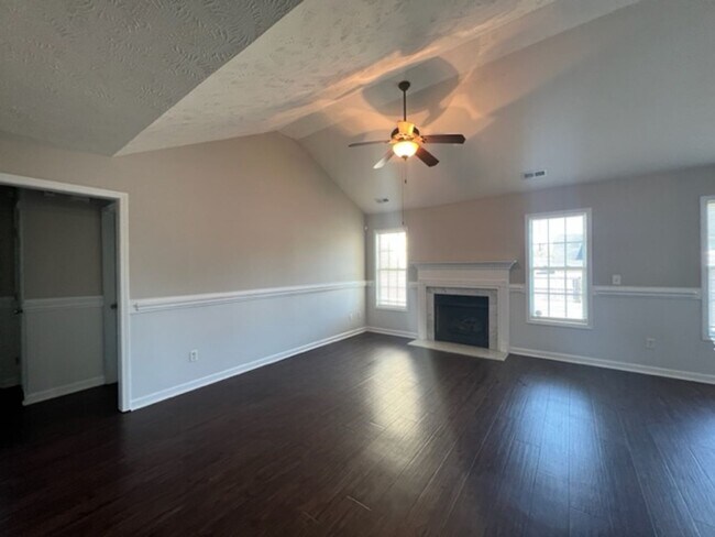 Building Photo - Beautiful 3 Bed Ranch with Fenced Backyard