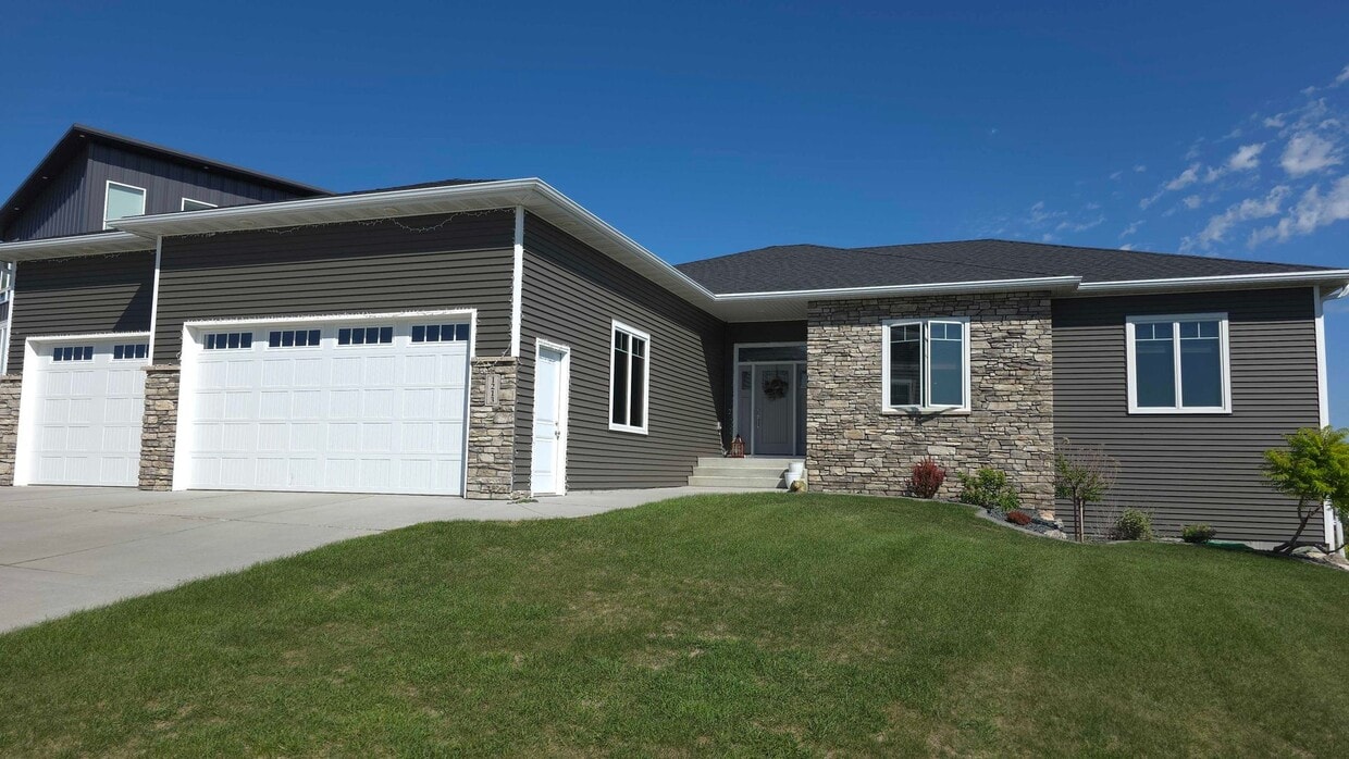 Primary Photo - Incredible Home with Great Views in NW Bis...