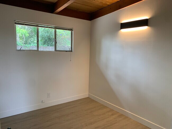 Building Photo - 2134 Wellesley St