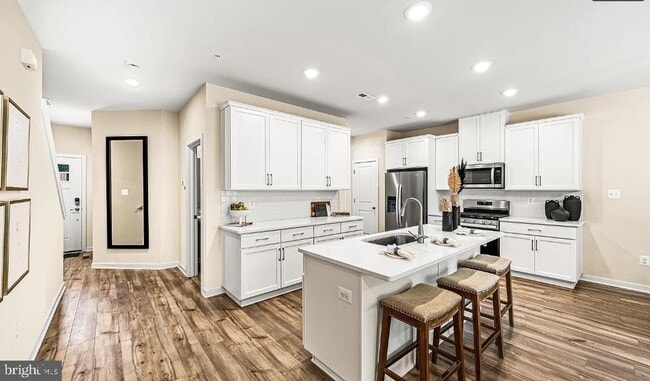 Building Photo - 8 Shamrock Cir
