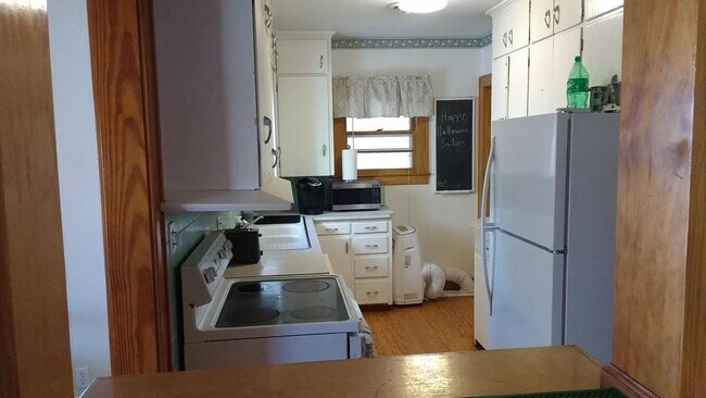 Foto del edificio - 2 Car Garage + 2 Large Living Rooms! Washer & Dryer Included! Available August 1st!