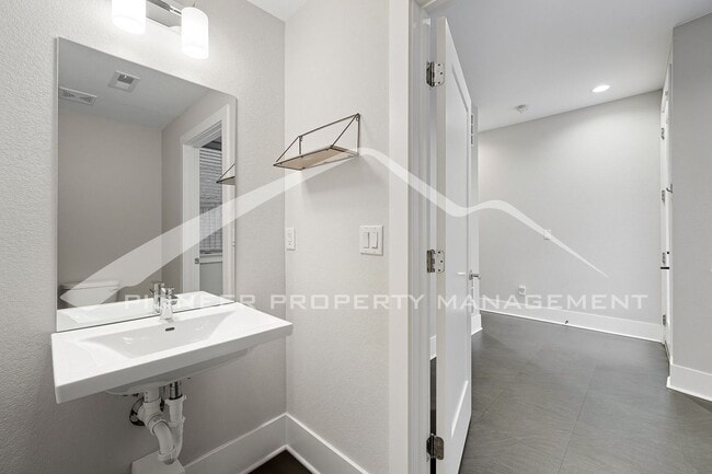 Building Photo - Gorgeous Townhouse with Mountain Views and...