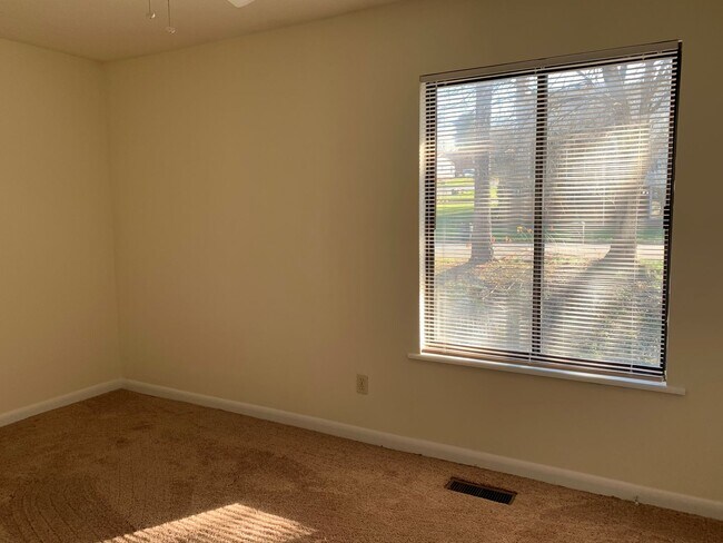 Building Photo - Tenbury Square Townhomes Off Old Forest Road