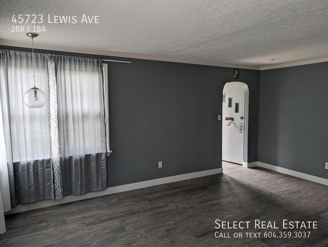 Photo du bâtiment - 45723 Lewis Ave