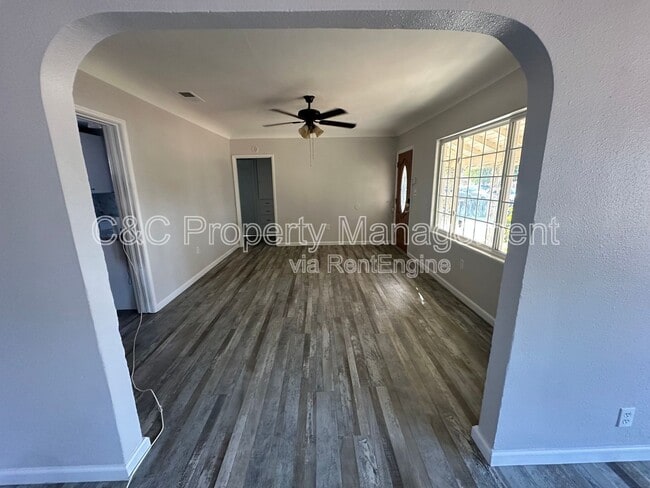 Building Photo - 1325 W Fountain Way