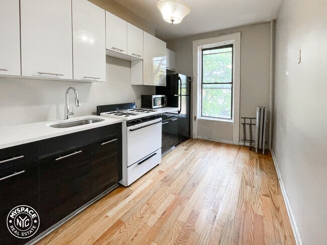 Foto del edificio - 893 Lafayette Ave