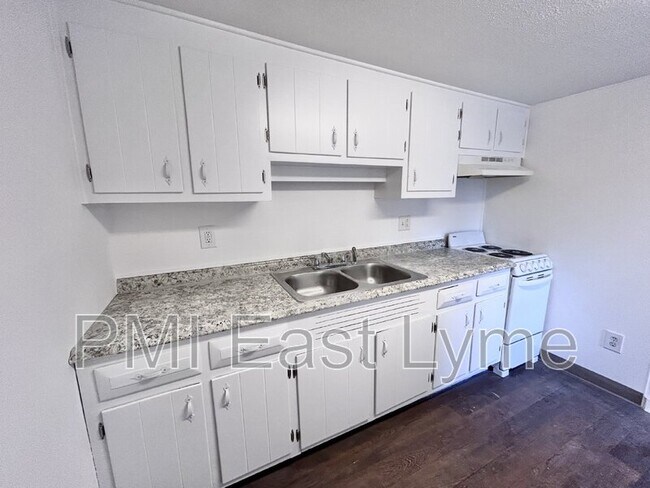 Foto del edificio - 19 Railroad Ave