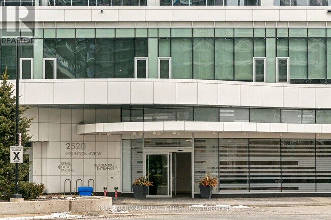 Photo du bâtiment - 2520 Eglinton Ave W