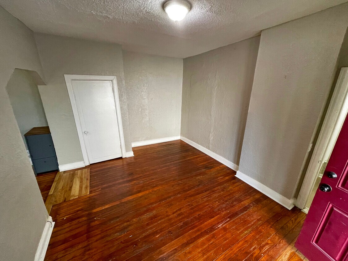 Room 1 - 1710 Southwest Blvd