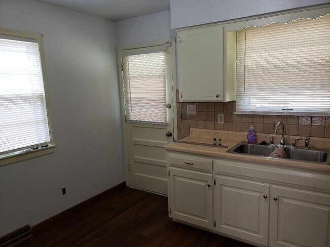 Foto del edificio - 12922 Beacon Ave