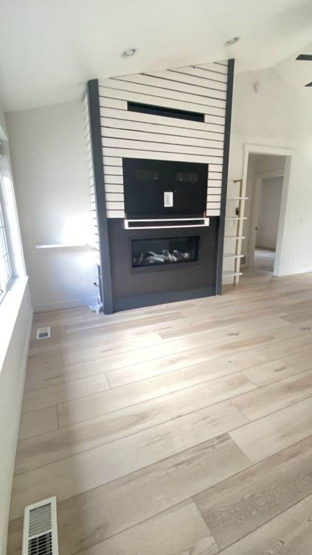 Building Photo - Spacious home in a Prime Location-6-month ...