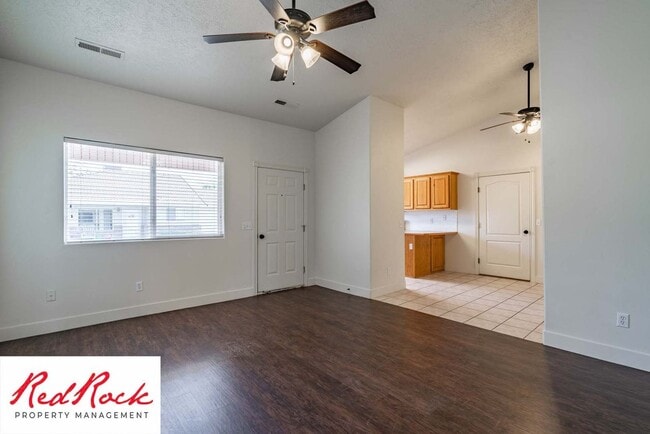 Building Photo - Spacious 3 Bedroom Home in Ivins!