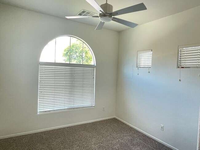 Foto del edificio - MOVE IN SPECIAL OAC-4 Bedroom, 3 Bath New paint and carpet in Spectrum Community Pool