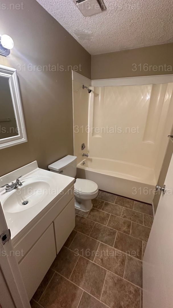 Building Photo - $825 - 2 bed 1 bath - Second floor Apartment