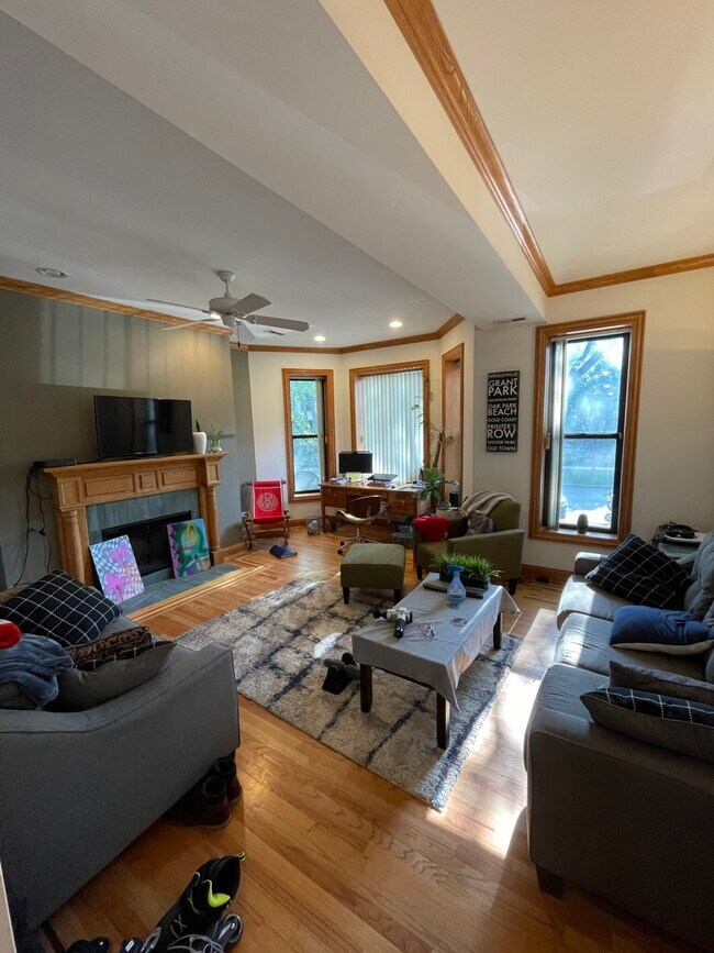 Foto del edificio - 3734-3736 N Sheffield Ave
