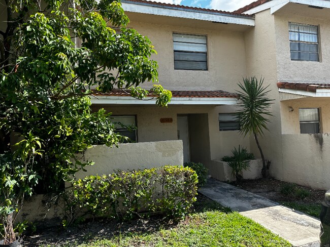 Foto del edificio - 10989 Royal Palm Blvd