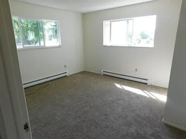 Building Photo - Spacious 4 Bedroom, 3 Bathroom Home!!