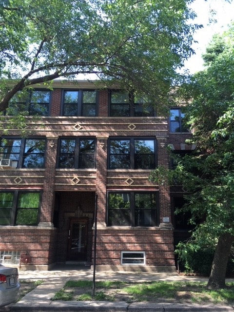 Building Photo - 2200 W Berteau Ave