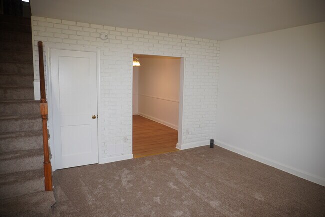 Foto del edificio - 137 Riverthorn Rd