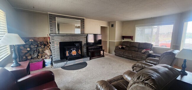 Building Photo - *Furnished home- Short term rental