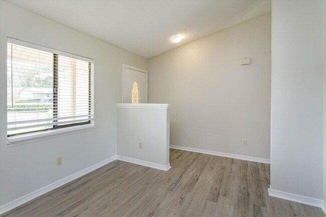 Building Photo - Gorgeous Single Family