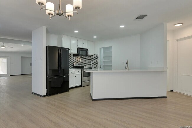 Foto del edificio - Room in House on Jenkins Dr