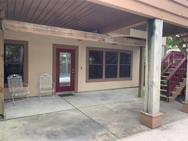 Building Photo - 3040 Bayshore Dr