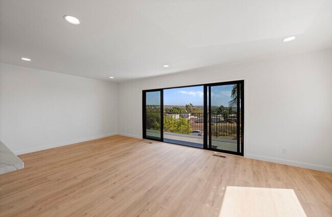 Building Photo - 3 Bed 2 Bath Townhouse For Rent in Pacific Beach.