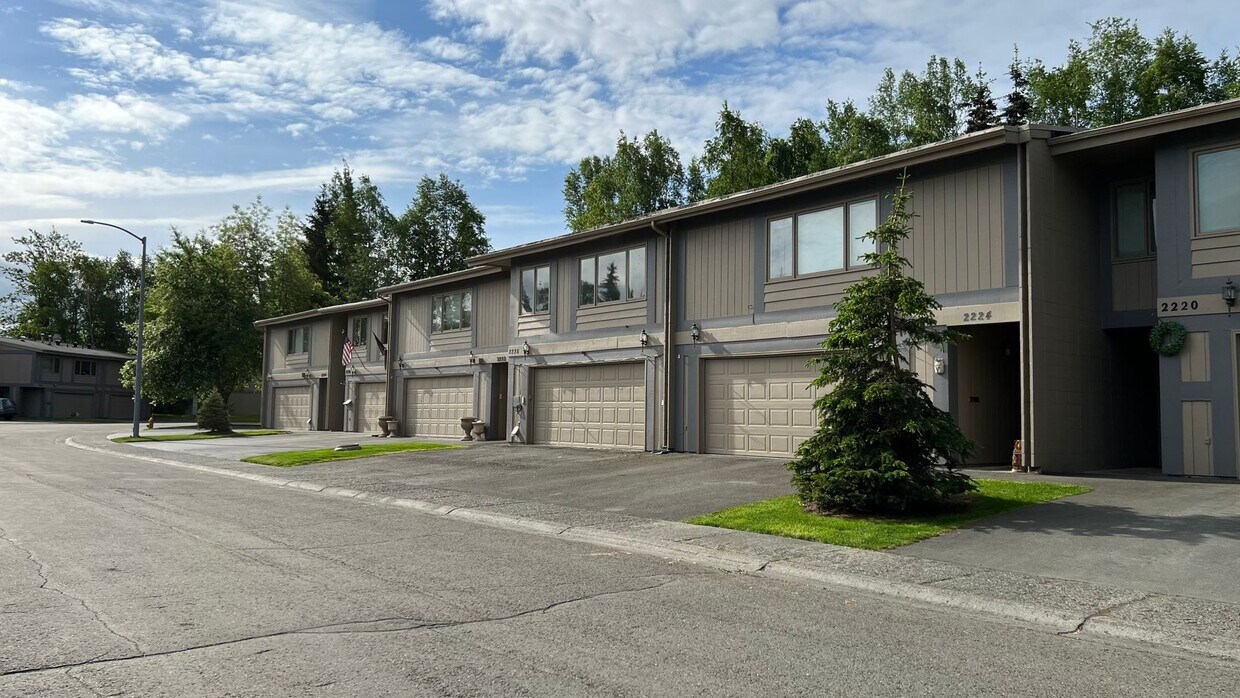 Primary Photo - Large 3 Bedroom Townhouse - New Carpet! 2 ...