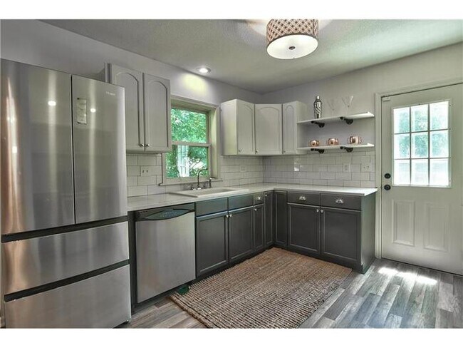 Building Photo - Beautiful Waldo Property - First Floor Living