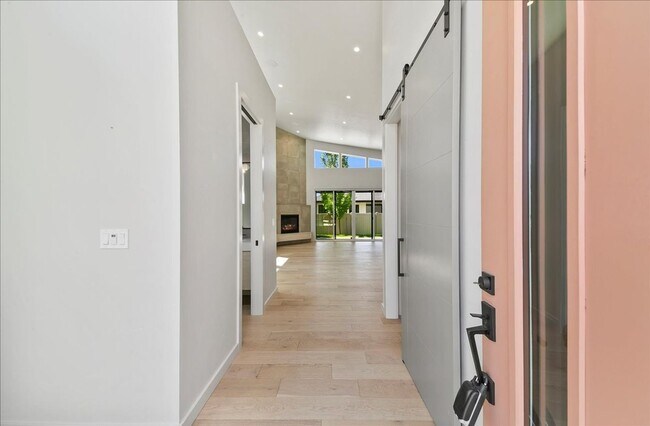Building Photo - Modern Luxury Meets Everyday Comfort in Me...