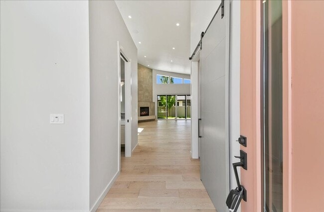 Building Photo - Modern Luxury Meets Everyday Comfort in Meridian