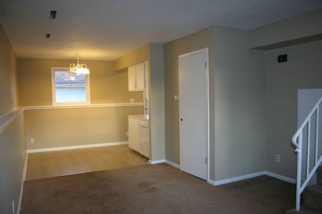 Building Photo - 2 BR 1 Bath Duplex in Norwalk