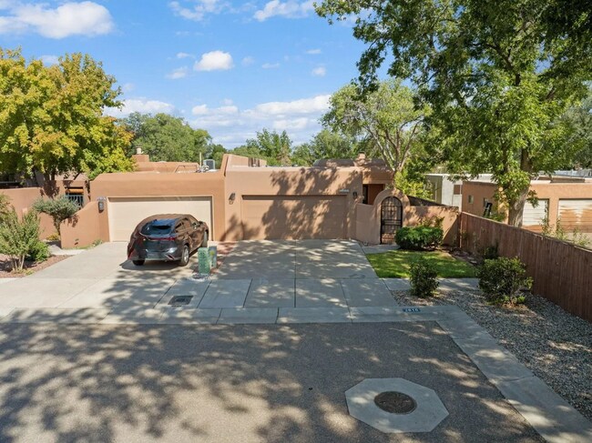 Foto del edificio - Adorable Townhome, 2 Master Bedroom Suites to Patio Living