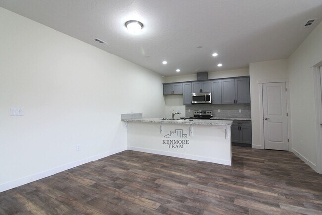 Foto del edificio - 3 Bedroom, 2.5 Bath + Flex Room Townhome in Kennewick