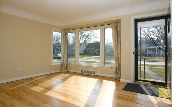 Building Photo - 233 De Villen Ave