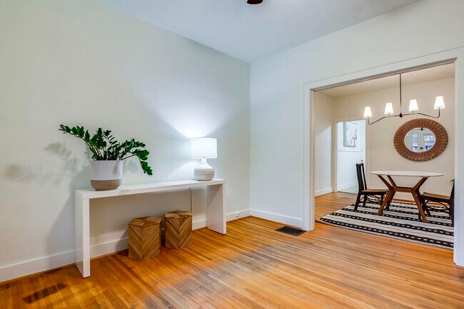 Entryway sitting room - 607 E Barbee Ave