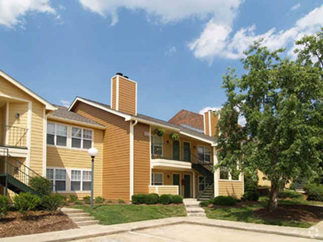 Área de estacionamiento - Central on the Green Apartment Homes