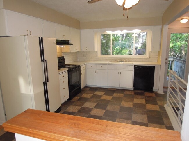 Building Photo - 807 7th Ave