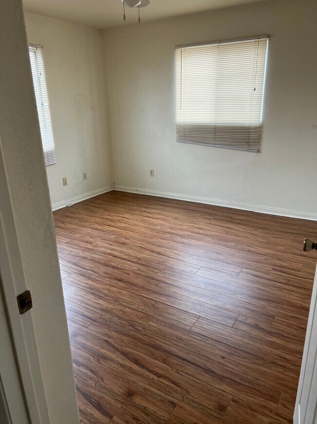 Bedroom tow - 1042 W 39th Pl