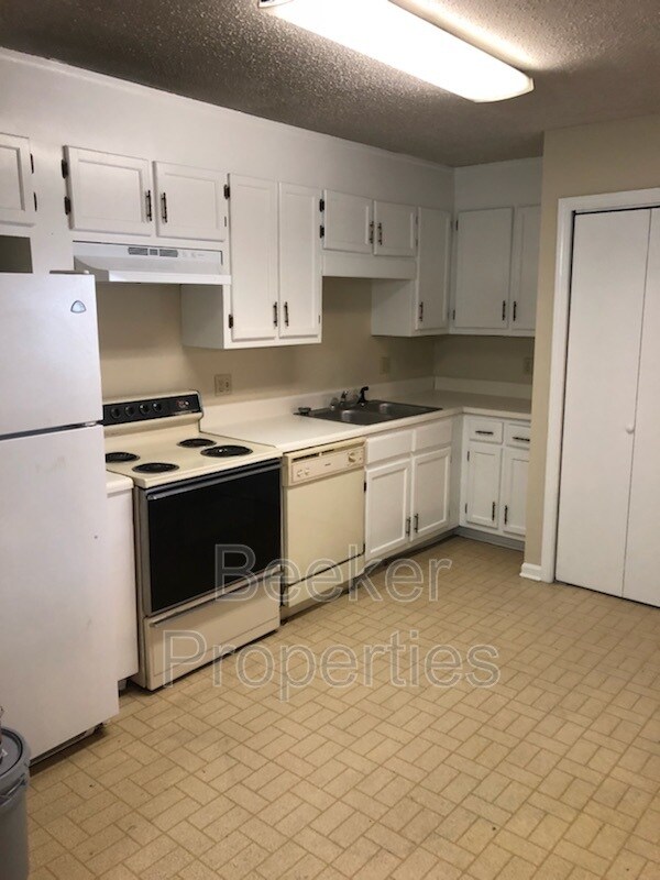 Foto del edificio - 2231 Forest Lake Dr